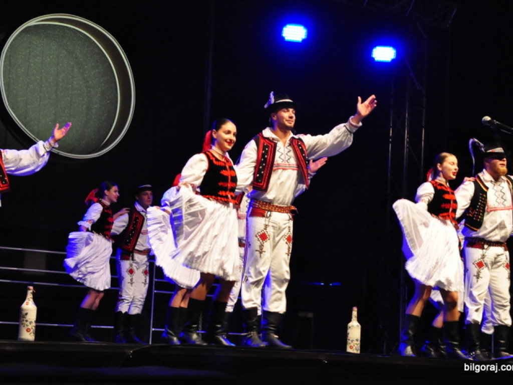 Muzyka i taniec sąsiadów (FOTO, VIDEO)
