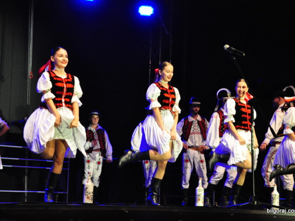 Muzyka i taniec sąsiadów (FOTO, VIDEO)