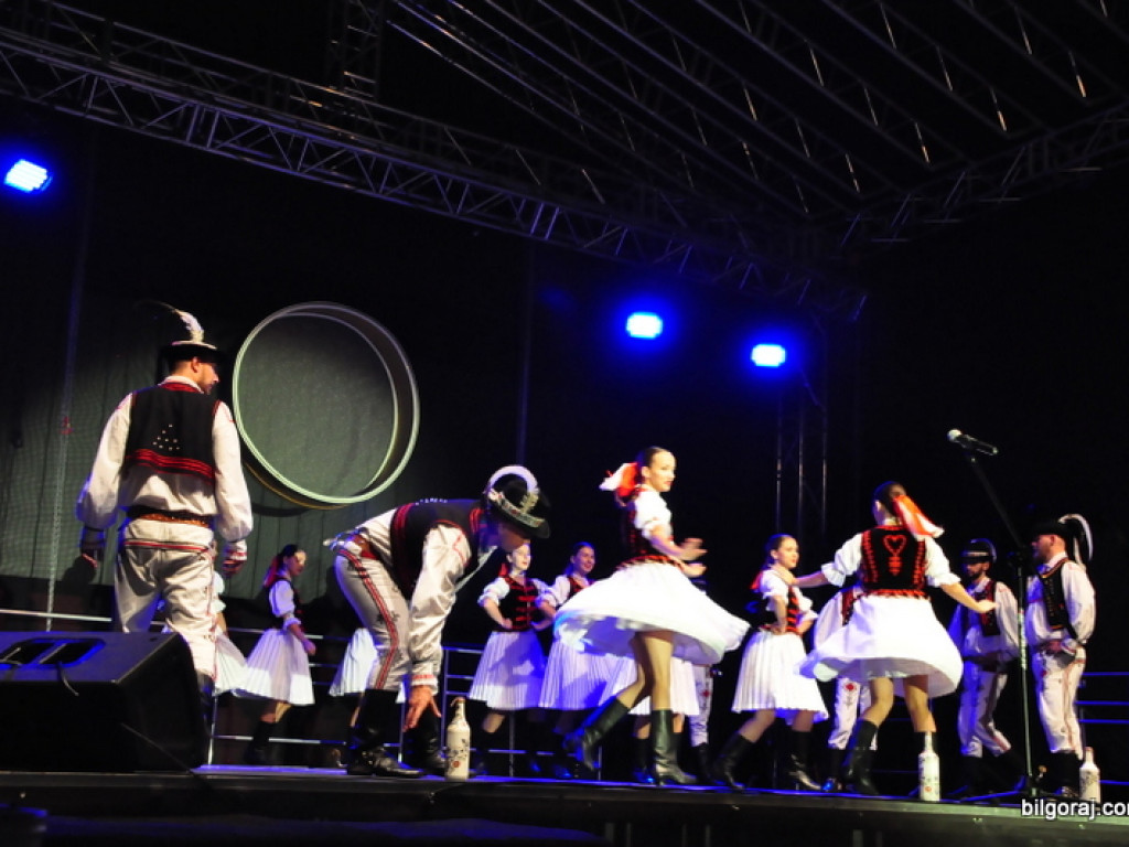 Muzyka i taniec sąsiadów (FOTO, VIDEO)