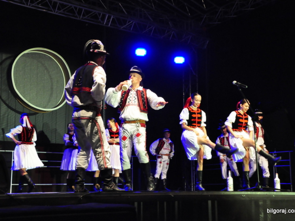 Muzyka i taniec sąsiadów (FOTO, VIDEO)