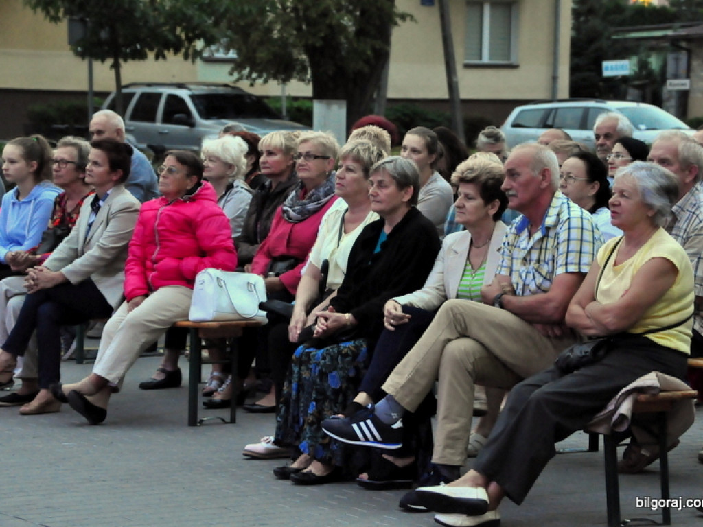 Muzyka i taniec sąsiadów (FOTO, VIDEO)