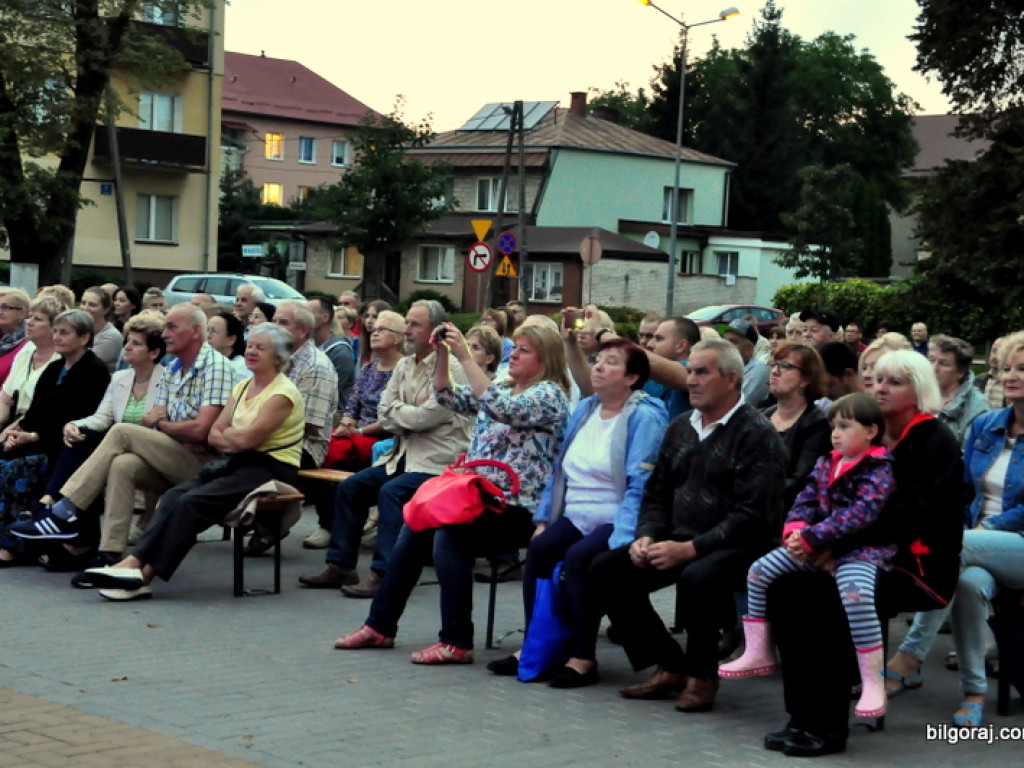 Muzyka i taniec sąsiadów (FOTO, VIDEO)