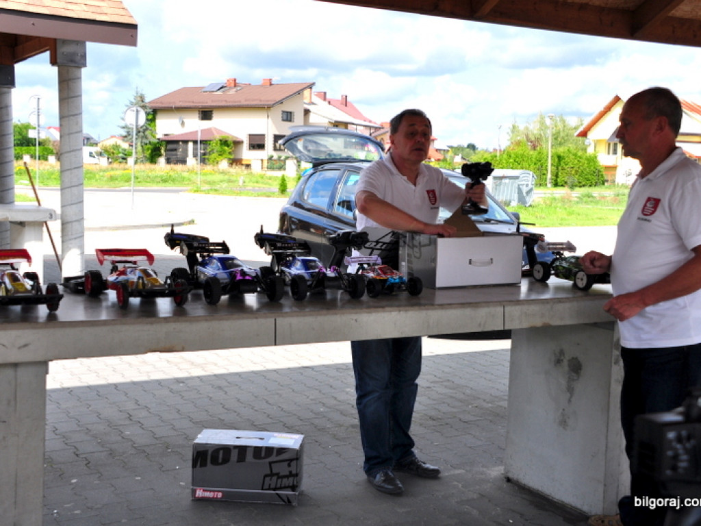Modele kołowe i gąsienicowe na targu przy Jagiełły (FOTO)