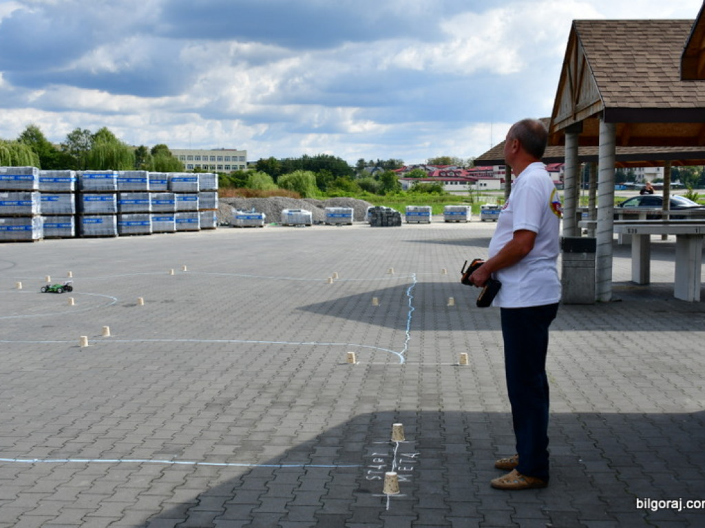 Modele kołowe i gąsienicowe na targu przy Jagiełły (FOTO)