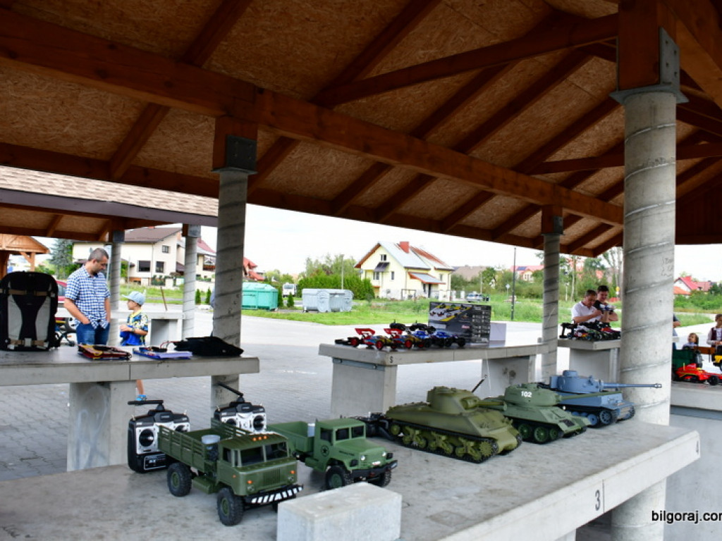 Modele kołowe i gąsienicowe na targu przy Jagiełły (FOTO)