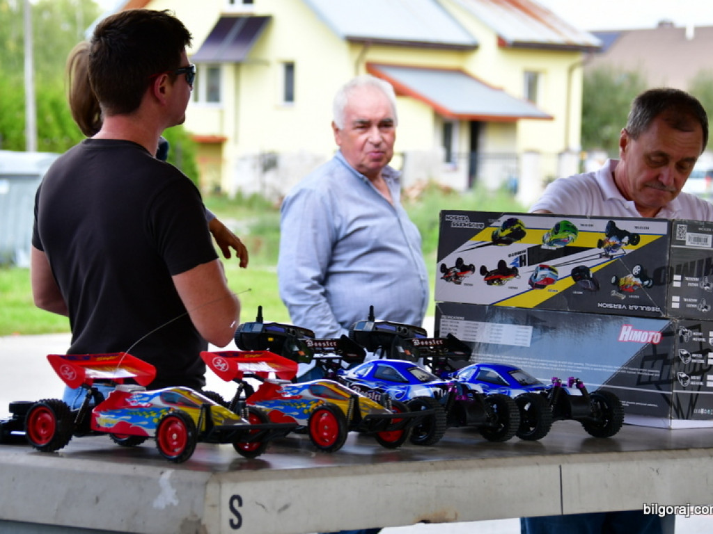 Modele kołowe i gąsienicowe na targu przy Jagiełły (FOTO)