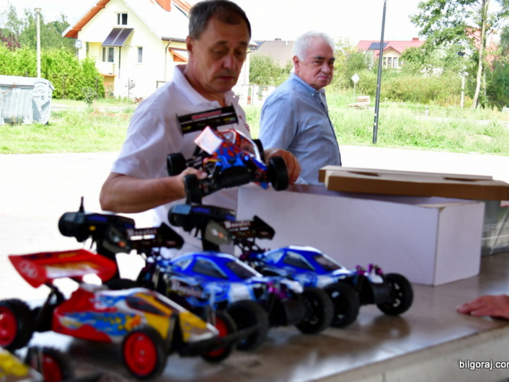 Modele kołowe i gąsienicowe na targu przy Jagiełły (FOTO)