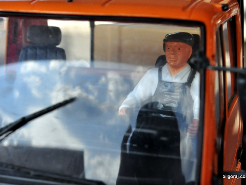 Modele kołowe i gąsienicowe na targu przy Jagiełły (FOTO)