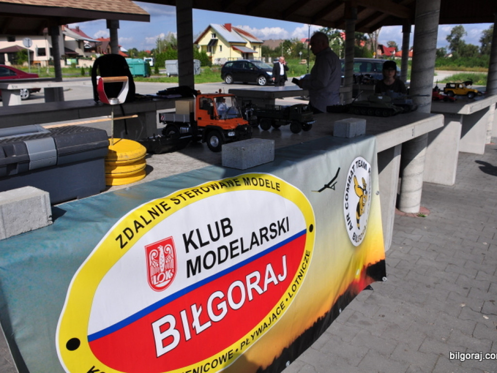 Modele kołowe i gąsienicowe na targu przy Jagiełły (FOTO)