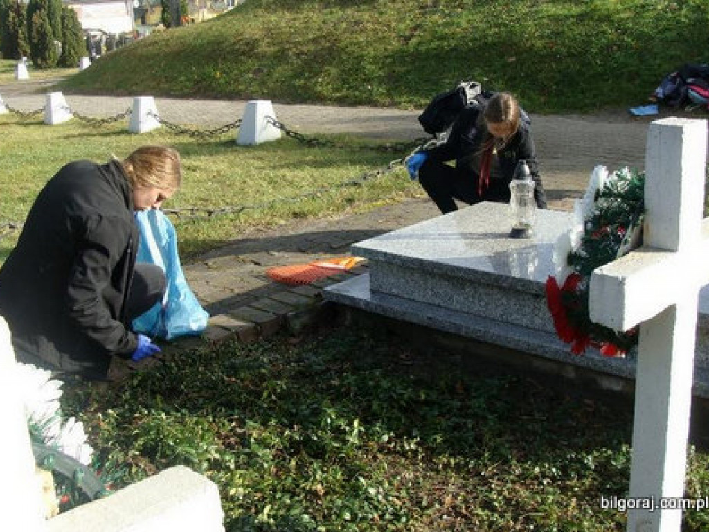 Harcerze sprzątali groby zasłużonych (FOTO)