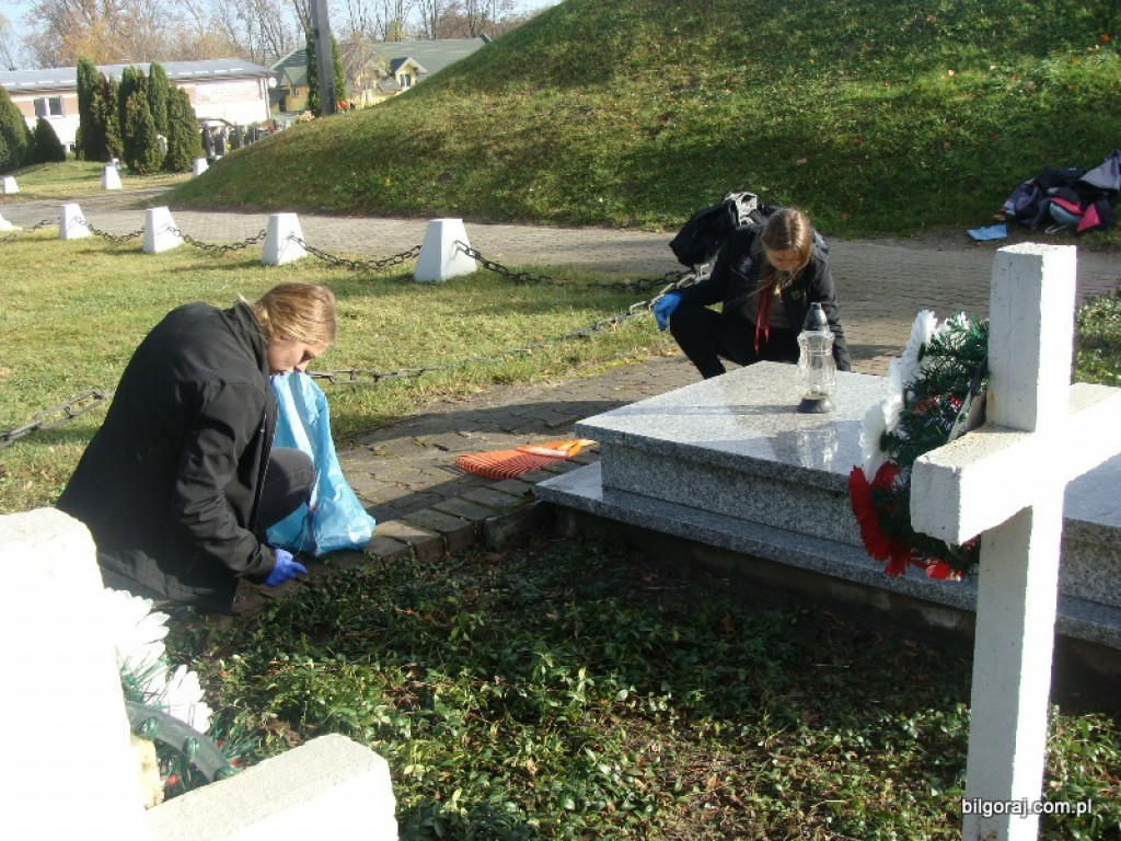 Harcerze sprzątali groby zasłużonych (FOTO)