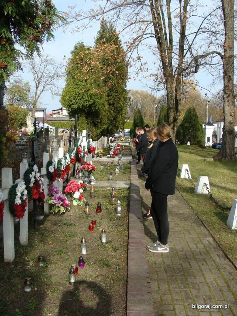 Harcerze sprzątali groby zasłużonych (FOTO)