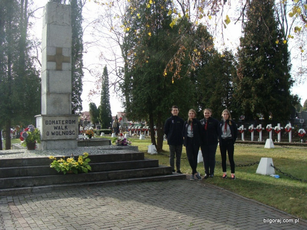 Harcerze sprzątali groby zasłużonych (FOTO)