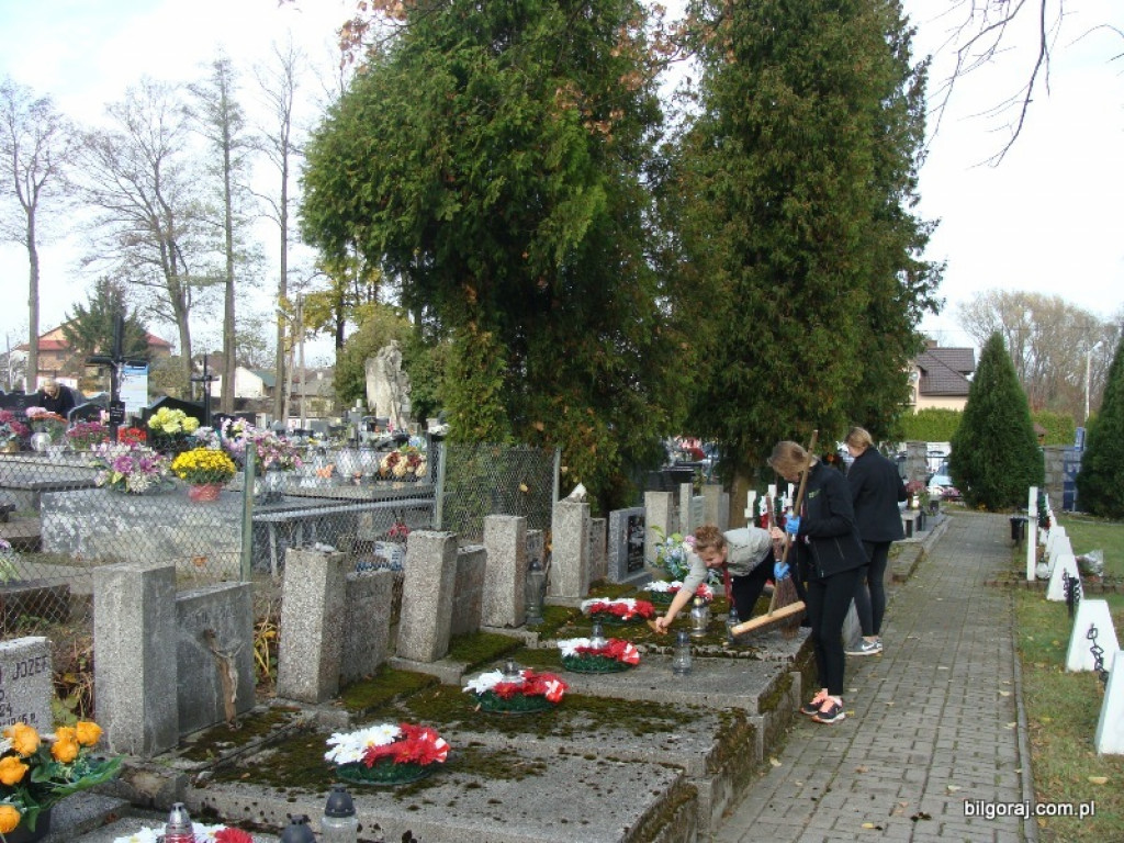 Harcerze sprzątali groby zasłużonych (FOTO)