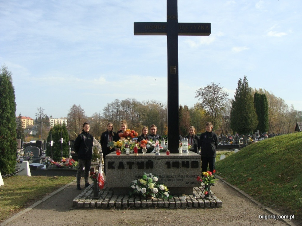 Harcerze sprzątali groby zasłużonych (FOTO)