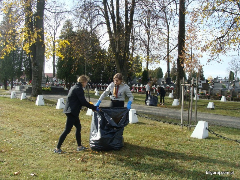 Harcerze sprzątali groby zasłużonych (FOTO)