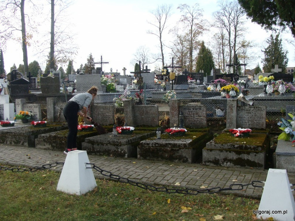 Harcerze sprzątali groby zasłużonych (FOTO)