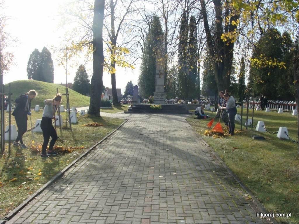 Harcerze sprzątali groby zasłużonych (FOTO)