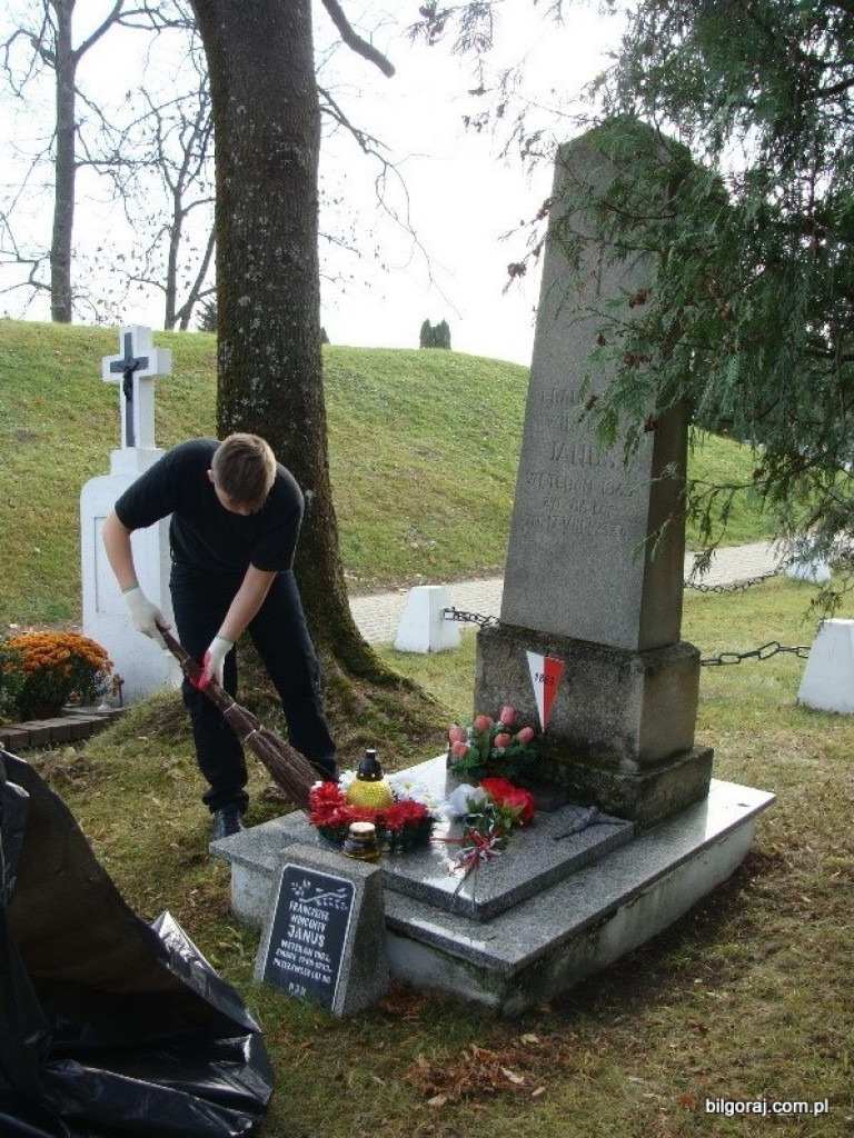 Harcerze sprzątali groby zasłużonych (FOTO)