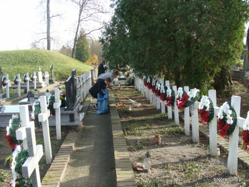 Harcerze sprzątali groby zasłużonych (FOTO)