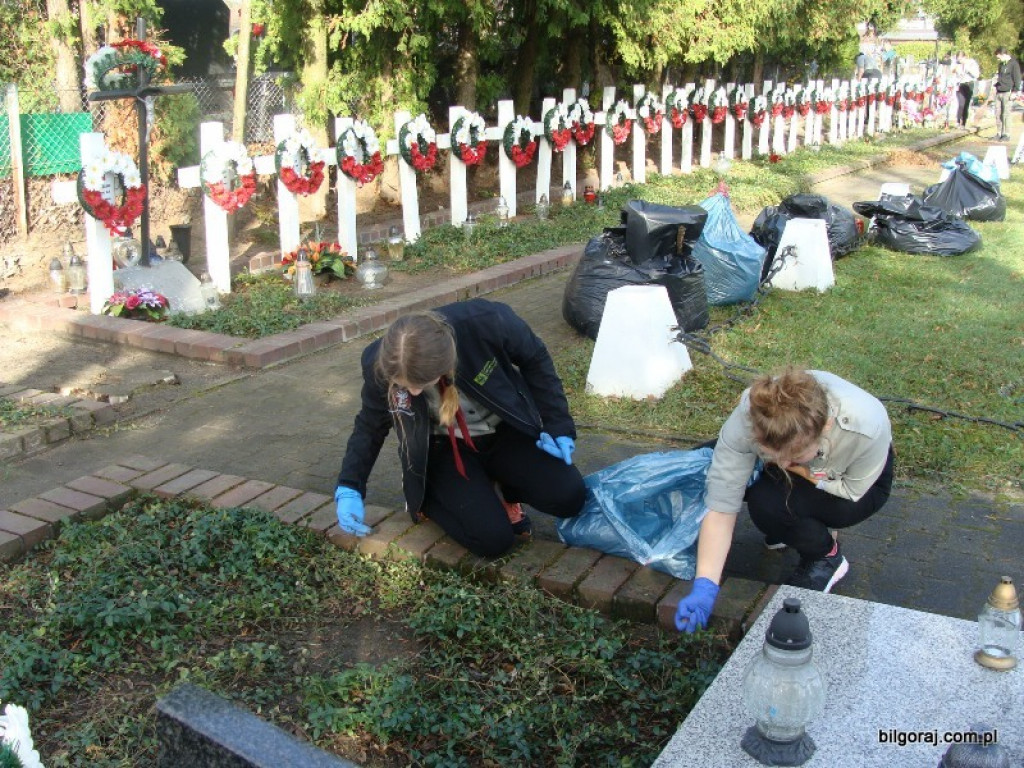 Harcerze sprzątali groby zasłużonych (FOTO)
