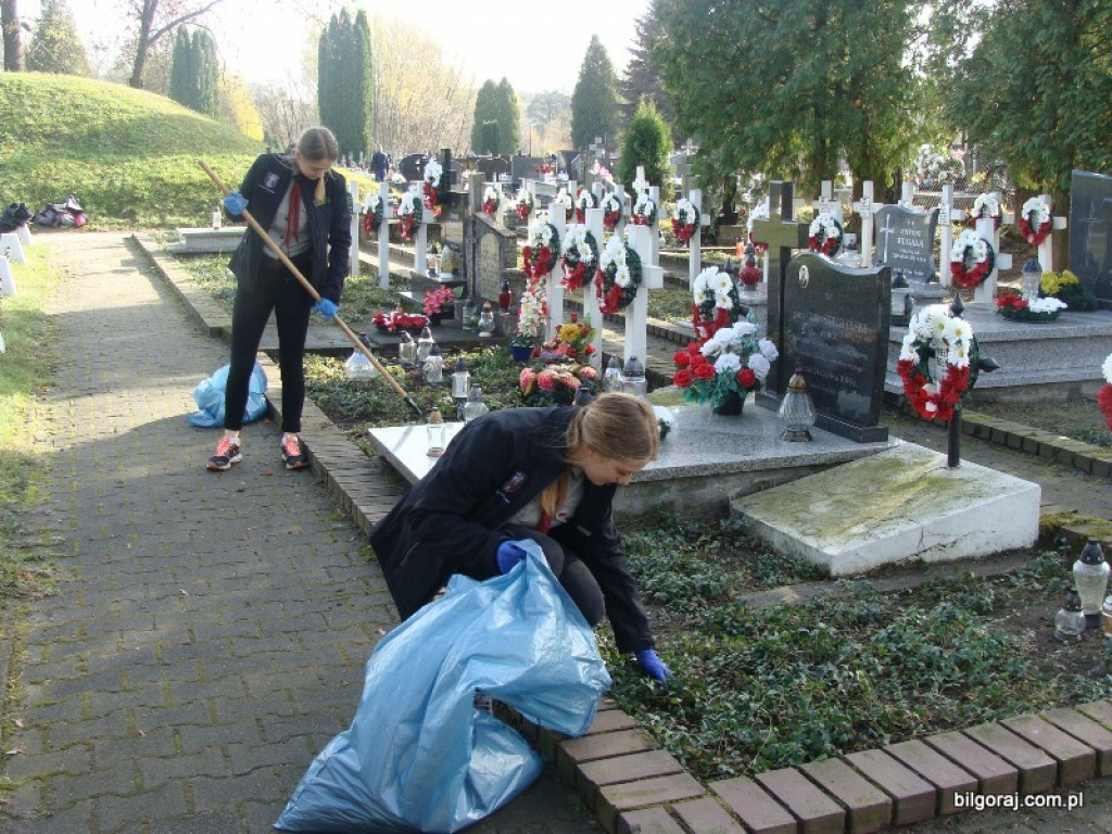 Harcerze sprzątali groby zasłużonych (FOTO)