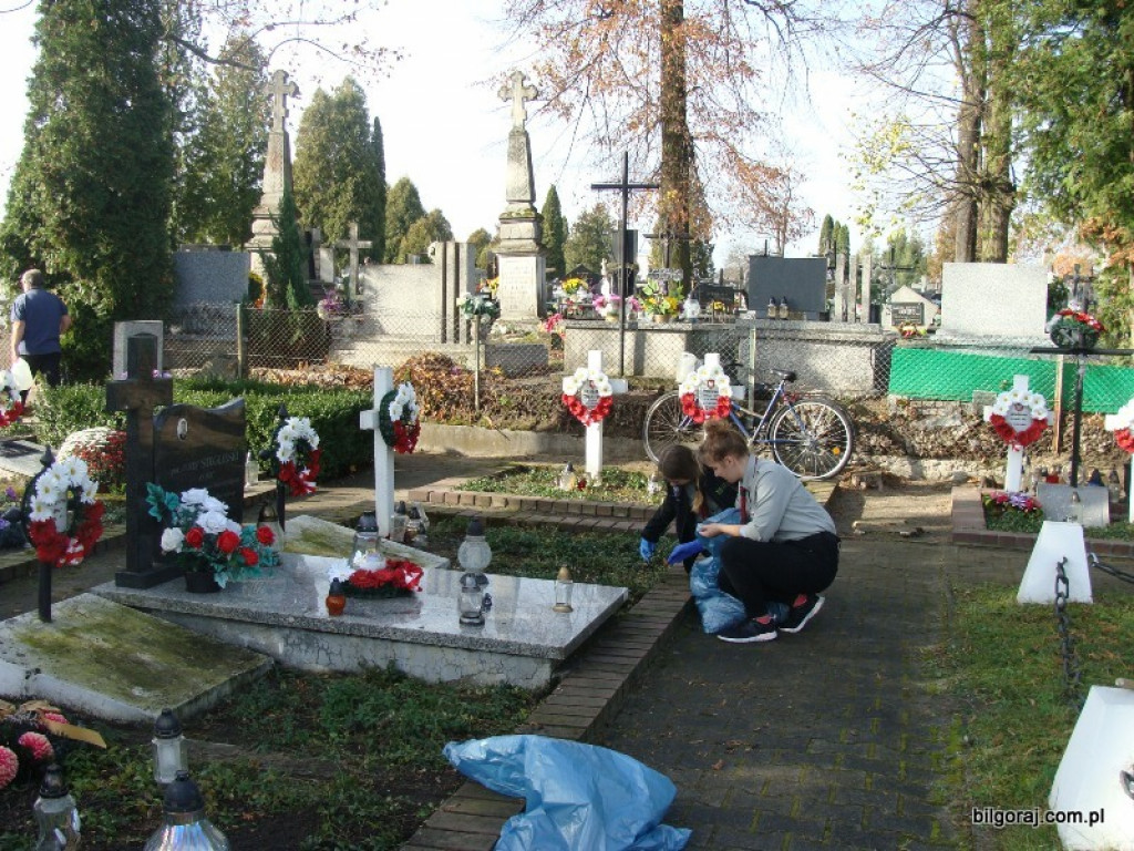 Harcerze sprzątali groby zasłużonych (FOTO)