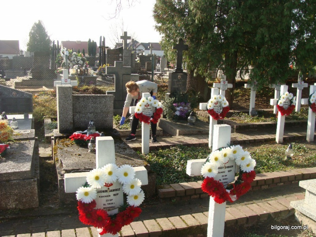 Harcerze sprzątali groby zasłużonych (FOTO)
