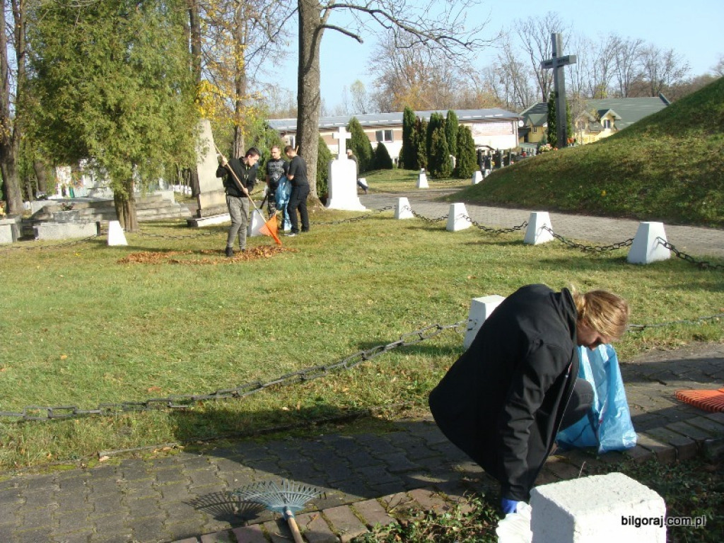 Harcerze sprzątali groby zasłużonych (FOTO)