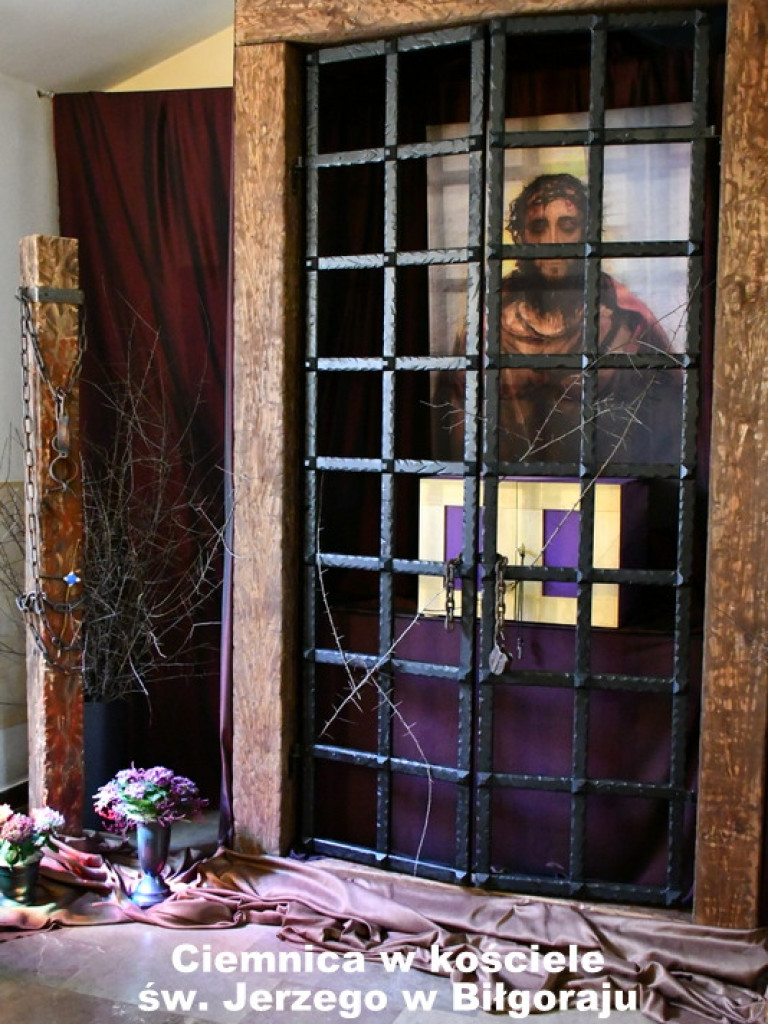 Groby Pańskie i ciemnice w świątyniach Ziemi Biłgorajskiej (FOTO)