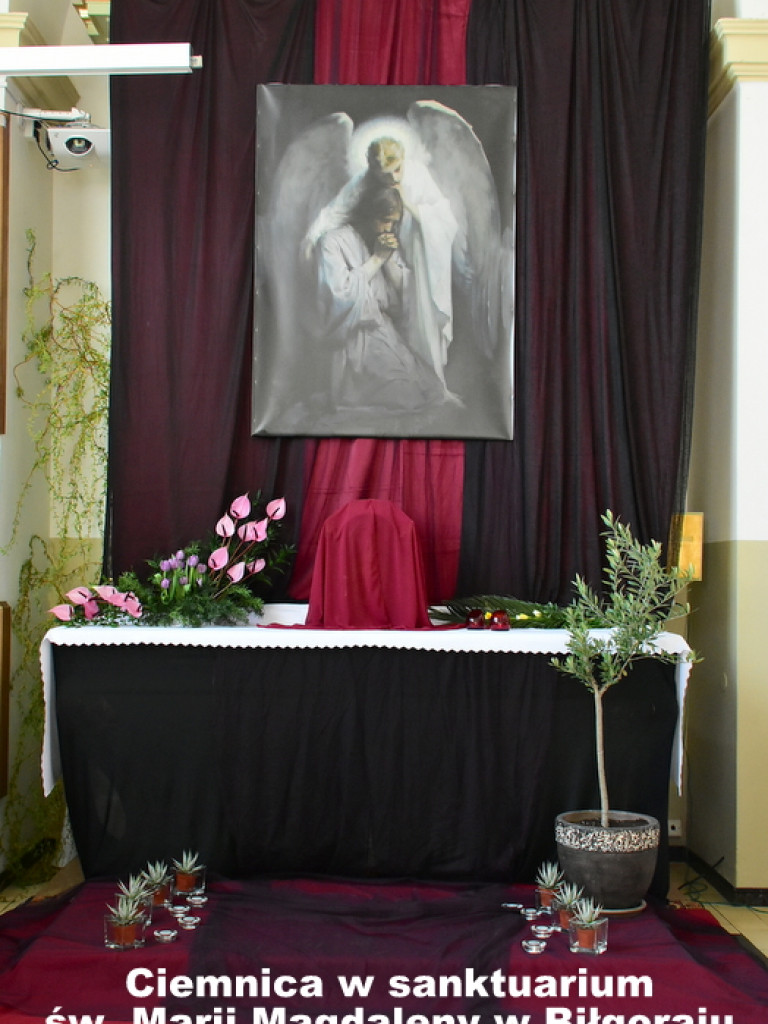 Groby Pańskie i ciemnice w świątyniach Ziemi Biłgorajskiej (FOTO)