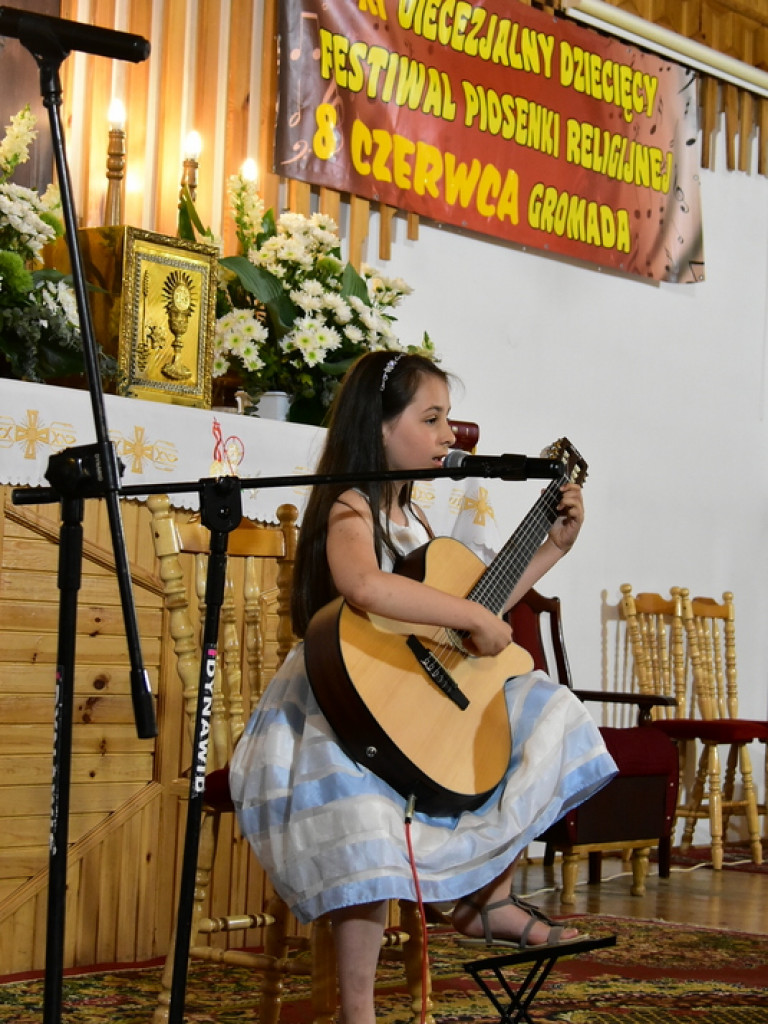 Festiwalowe zmagania małych artystów w Gromadzie. Dzieci śpiewały ku czci Maryi (FOTO, WYNIKI)