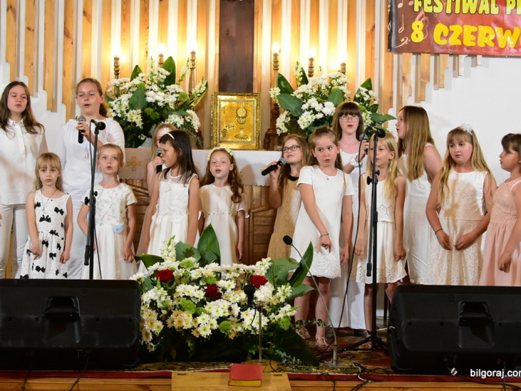 Festiwalowe zmagania małych artystów w Gromadzie. Dzieci śpiewały ku czci Maryi (FOTO, WYNIKI)