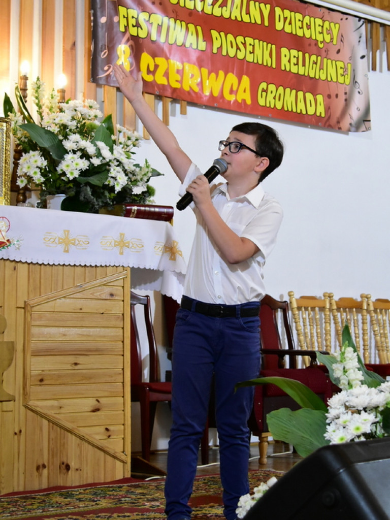 Festiwalowe zmagania małych artystów w Gromadzie. Dzieci śpiewały ku czci Maryi (FOTO, WYNIKI)