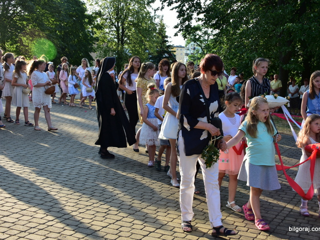 Oktawa Bożego Ciała. Wierni w procesjach do czterech ołtarzy i święcenie wianków (FOTO)