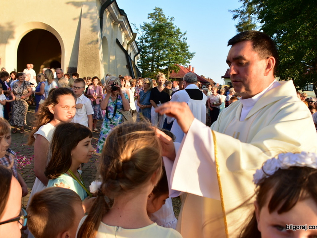 Oktawa Bożego Ciała. Wierni w procesjach do czterech ołtarzy i święcenie wianków (FOTO)