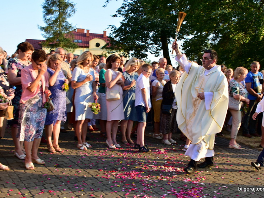 Oktawa Bożego Ciała. Wierni w procesjach do czterech ołtarzy i święcenie wianków (FOTO)