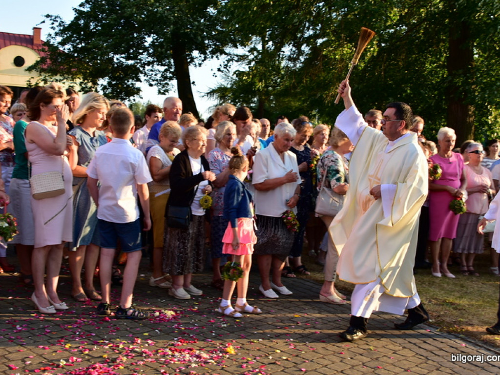 Oktawa Bożego Ciała. Wierni w procesjach do czterech ołtarzy i święcenie wianków (FOTO)