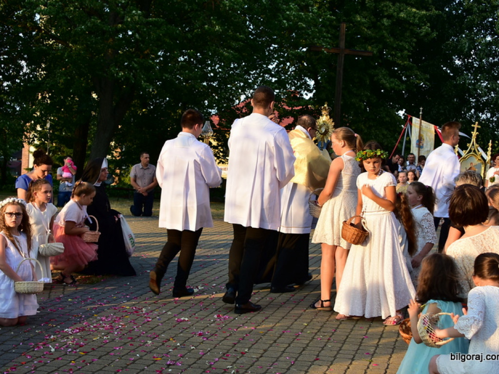 Oktawa Bożego Ciała. Wierni w procesjach do czterech ołtarzy i święcenie wianków (FOTO)