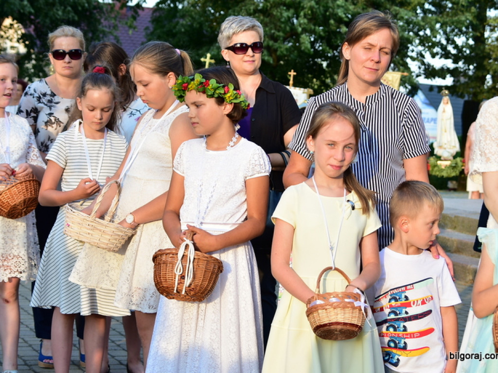Oktawa Bożego Ciała. Wierni w procesjach do czterech ołtarzy i święcenie wianków (FOTO)