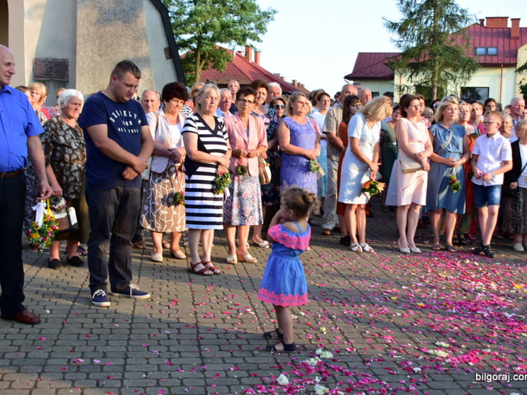 Oktawa Bożego Ciała. Wierni w procesjach do czterech ołtarzy i święcenie wianków (FOTO)