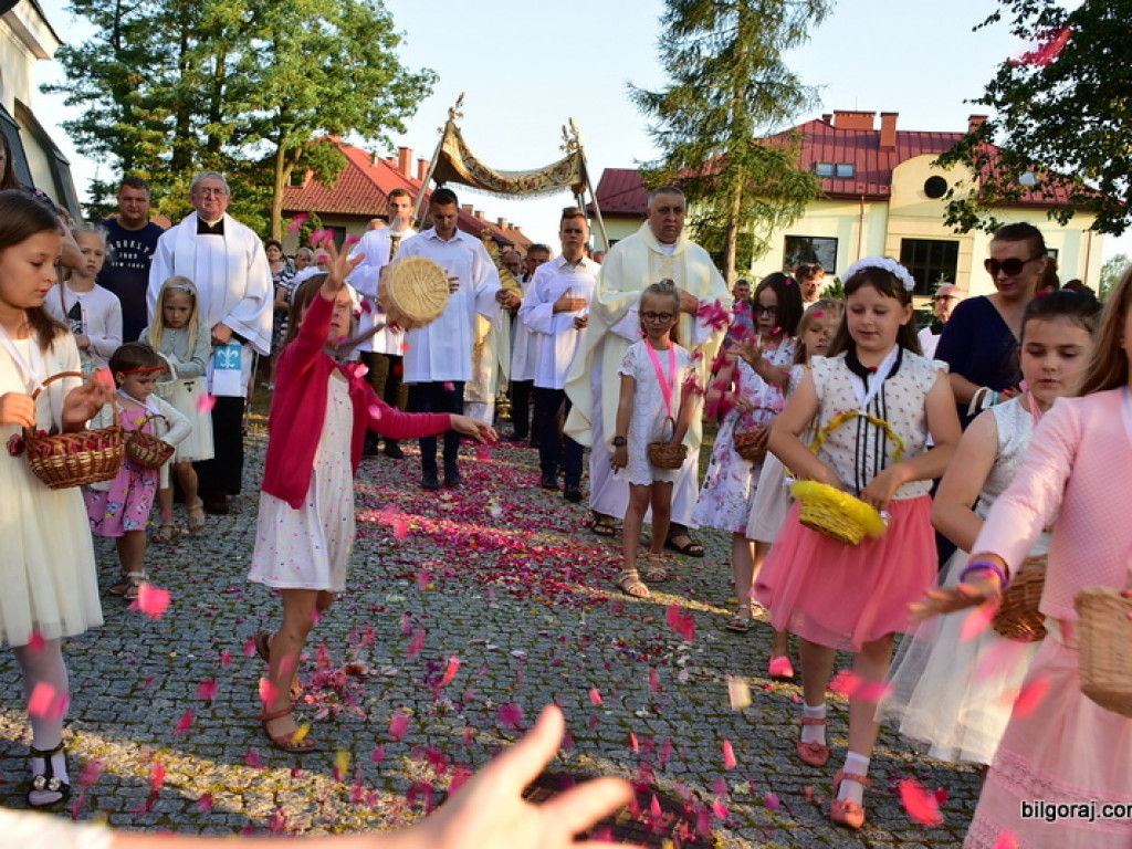 Oktawa Bożego Ciała. Wierni w procesjach do czterech ołtarzy i święcenie wianków (FOTO)