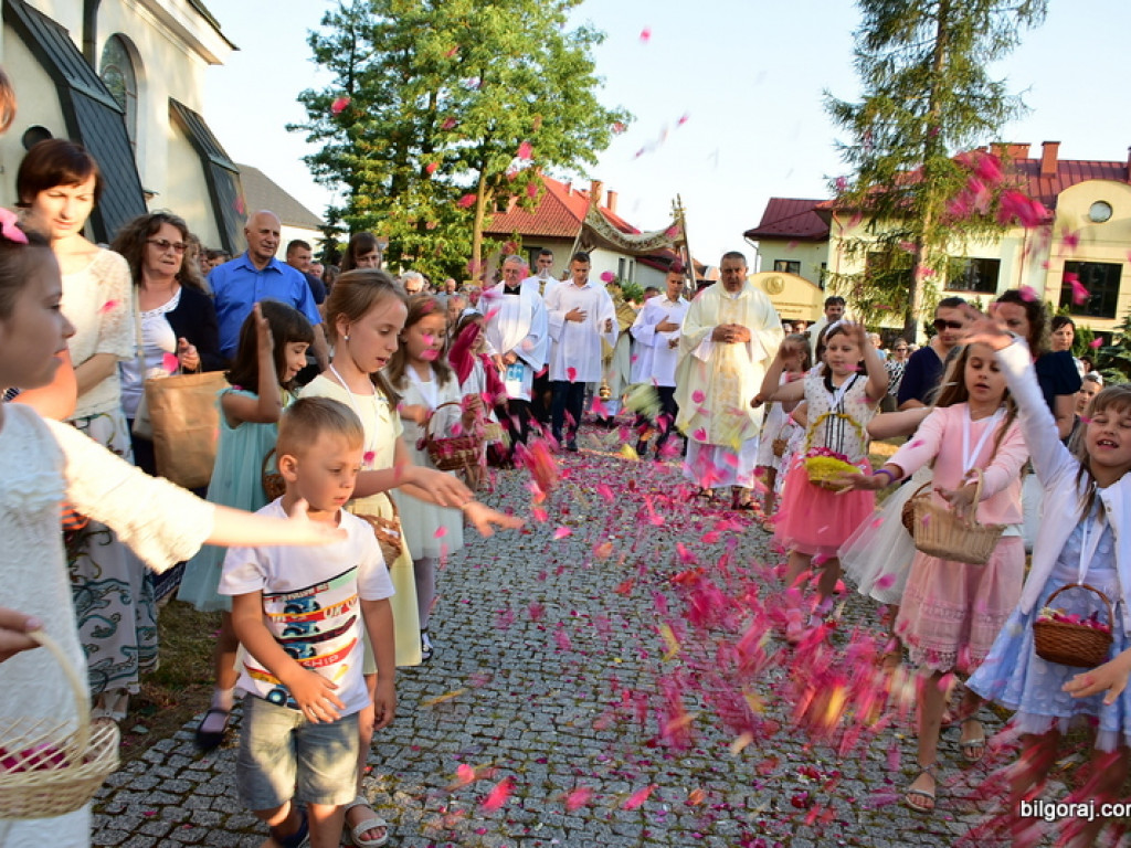 Oktawa Bożego Ciała. Wierni w procesjach do czterech ołtarzy i święcenie wianków (FOTO)