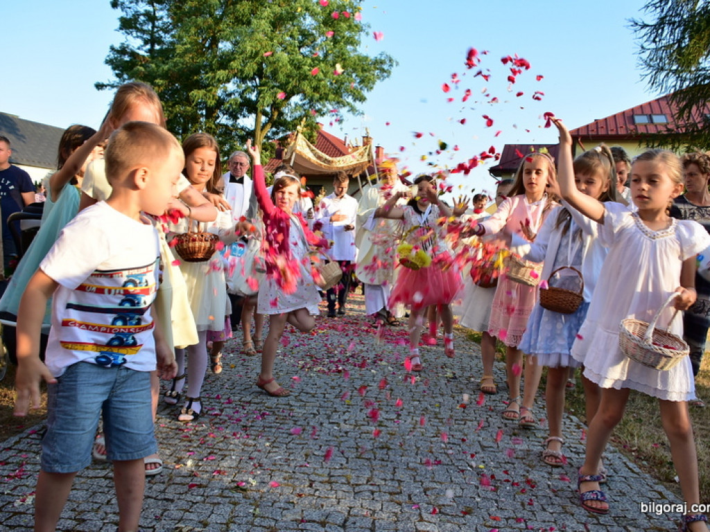 Oktawa Bożego Ciała. Wierni w procesjach do czterech ołtarzy i święcenie wianków (FOTO)