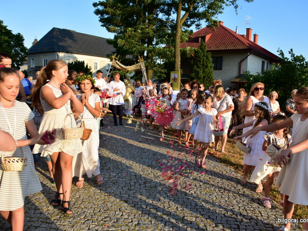 Oktawa Bożego Ciała. Wierni w procesjach do czterech ołtarzy i święcenie wianków (FOTO)