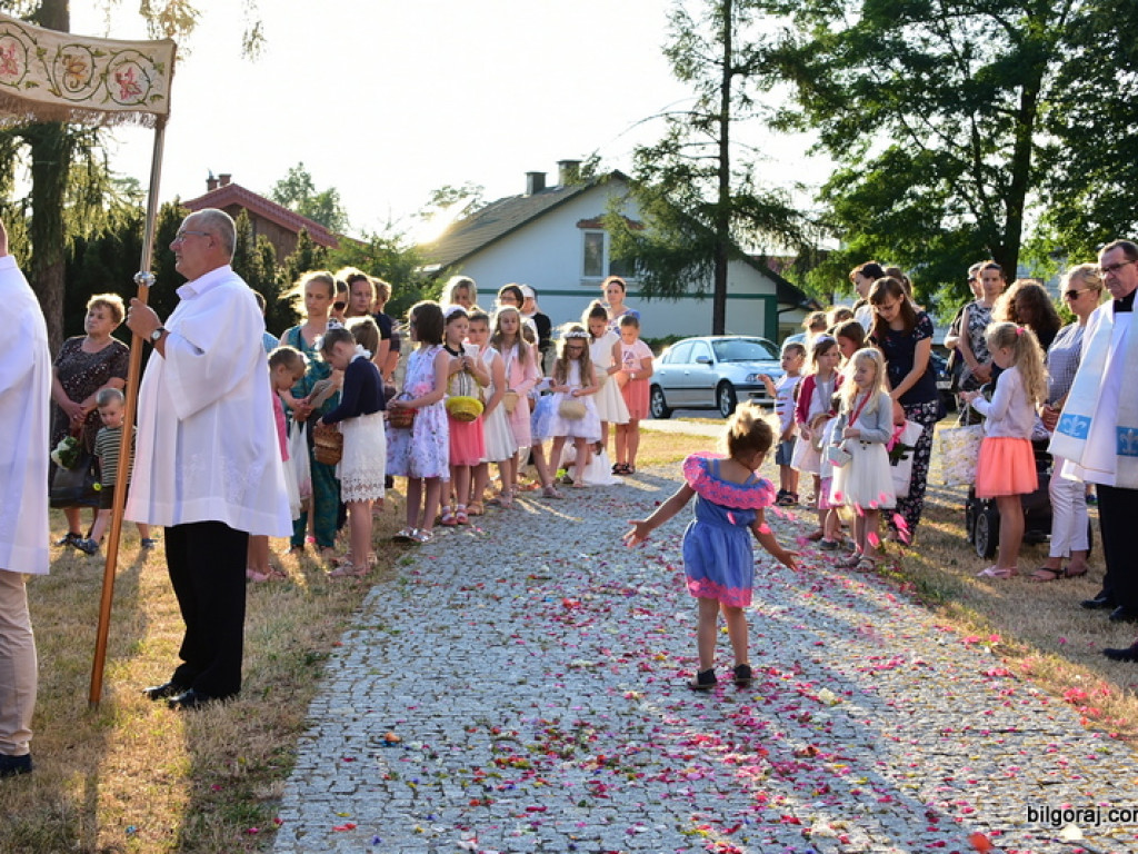 Oktawa Bożego Ciała. Wierni w procesjach do czterech ołtarzy i święcenie wianków (FOTO)