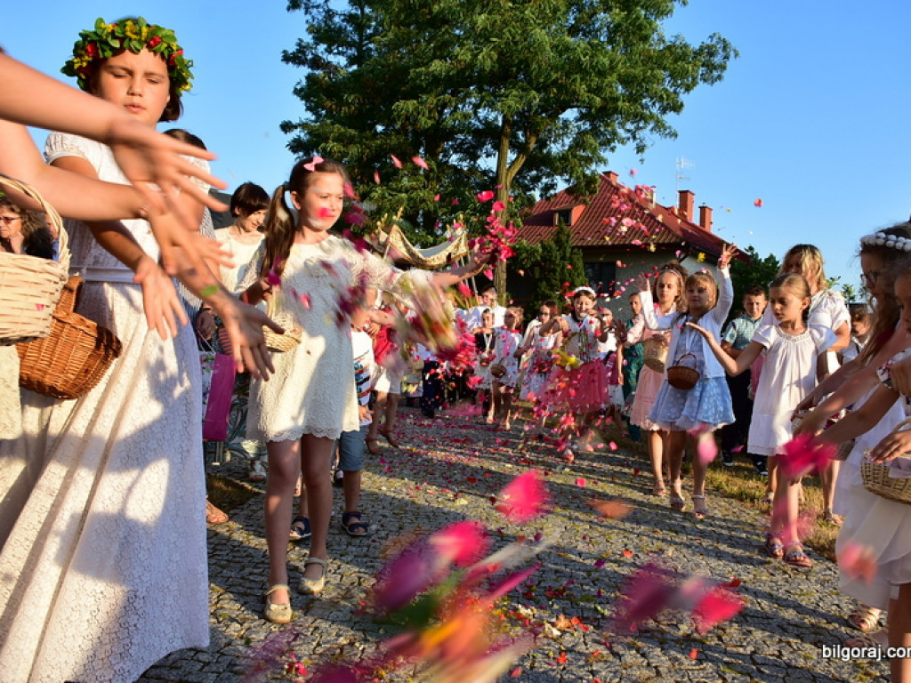 Oktawa Bożego Ciała. Wierni w procesjach do czterech ołtarzy i święcenie wianków (FOTO)