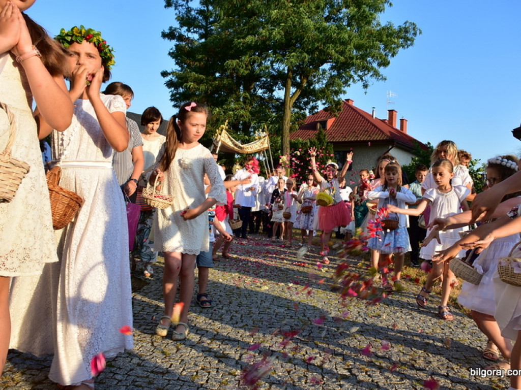 Oktawa Bożego Ciała. Wierni w procesjach do czterech ołtarzy i święcenie wianków (FOTO)