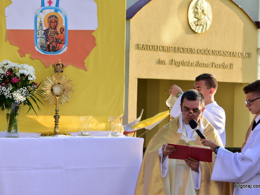 Oktawa Bożego Ciała. Wierni w procesjach do czterech ołtarzy i święcenie wianków (FOTO)