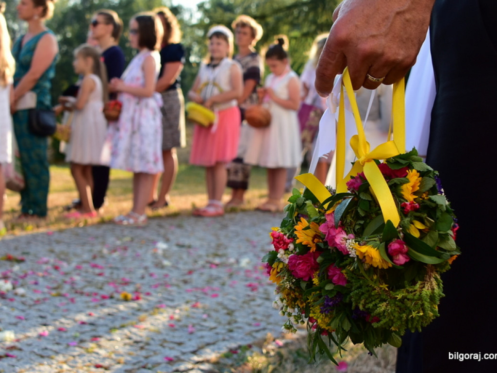 Oktawa Bożego Ciała. Wierni w procesjach do czterech ołtarzy i święcenie wianków (FOTO)